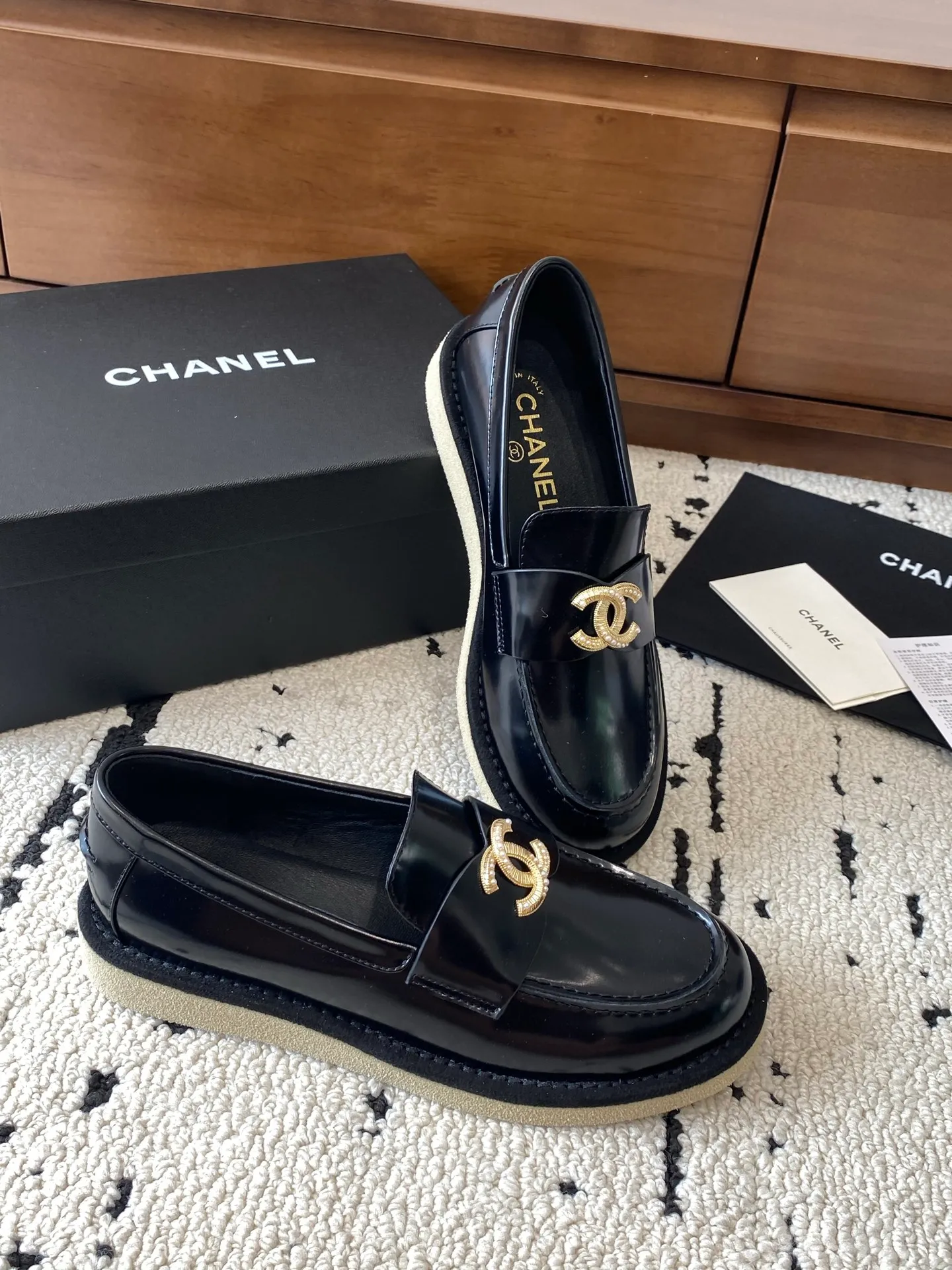 👟👟Ex-factory price 620👟👟Higher version 🍀2025 autumn and winter new Chanel Chanel entrance hardware buckle, Loaf lazy shoes, can be worn all year round. No matter when you wear it, it is very high-end and durable. Go shopping and attract attention on the street! Easily travel between commuting and leisure occasions, and become a carefree fashionable and elegant woman ~ Upper: cowhide/cow nubuck leather/open edge beads Inner: lambskin Sole: Italian raw rubber outsole leather strip Code number: 35-39 (40/41 customized, non-refundable and non-exchangeable 👉 Buy now👉 Buy now👉 Buy now👉